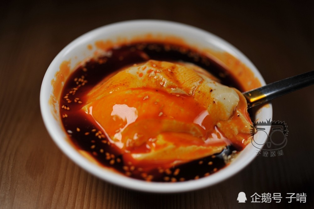 乾县豆腐脑在西安5元一碗 加一大勺辣椒油吃完都想舔碗