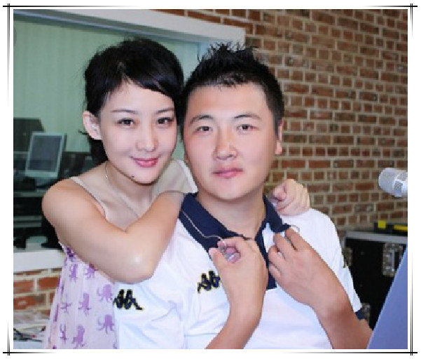 孙楠与现任妻子潘蔚合照曝出,甜蜜相拥大秀恩爱,买红妹:恶心!