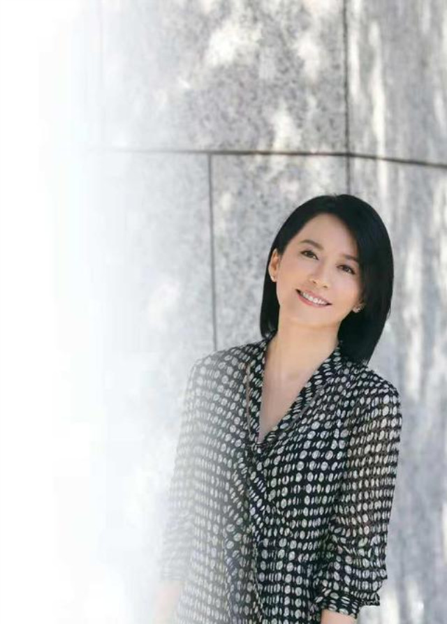 俞飞鸿绝了,穿波点裙+细针跟被赞比模特都好看