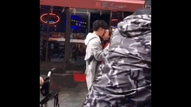 吴谨言被偶遇当街拍真实吻戏,网友:表情那么痛苦