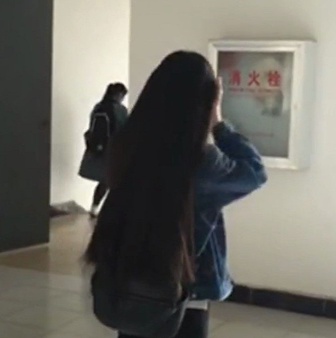 抖音"初中妹妹"秀绝技,淑女一秒变成疯婆子,网友:好尴尬
