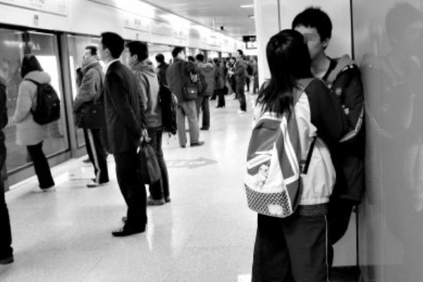 初中生谈恋爱的4大“危害”，成绩下滑不算啥，最后一种才最可怕