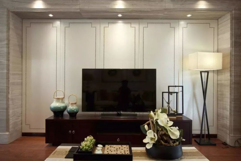 大部分的屋主都会选择上图所示的硬包电视背景墙造型,简单而又大方