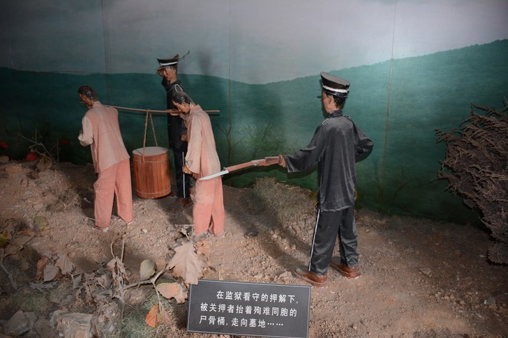 这是埋尸的过程.囚犯在看守下埋葬自己的同胞兄弟.