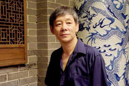 李光复71岁还未息影,疼爱妻子多年如一日,网友:他儿子