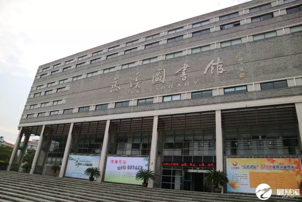 外墙,层层的阶梯,让每个来到这里的人都不禁严肃起来,走进图书馆大门