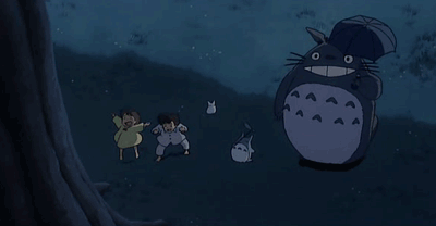 你看,树枝上站着一只龙猫