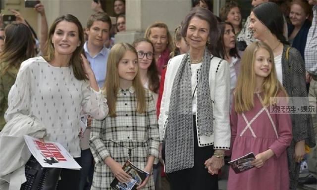 西班牙公主穿格子裙出门,姐姐粉裙韩范十足,妹