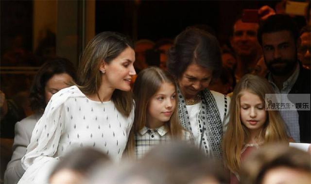 西班牙公主穿格子裙出门,姐姐粉裙韩范十足,妹