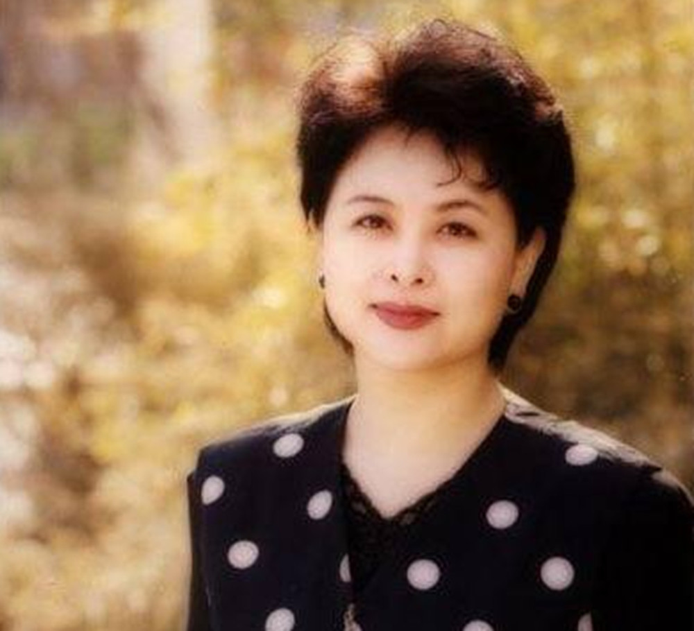 又一位央视主持人因癌症去世,妻子曾3次担任春晚总导演!