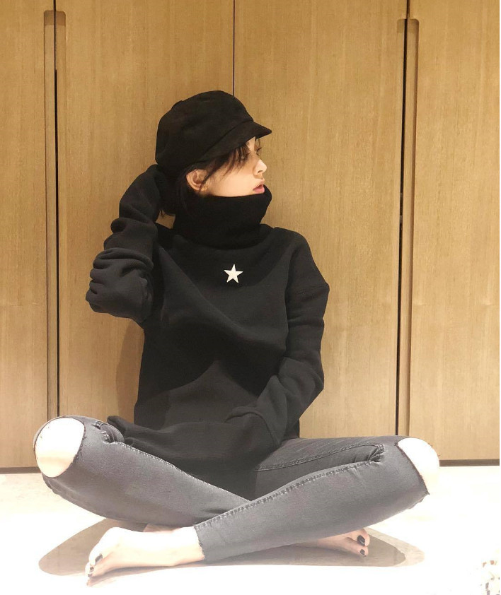 古力娜扎真厉害,一条紧身牛仔裤穿出瑜伽裤的效果,给这身材跪了