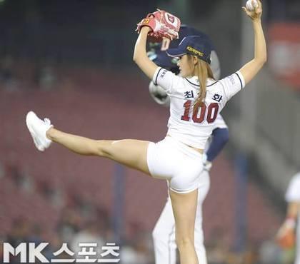 韩国女星职棒开球 紧身衣秀一字马
