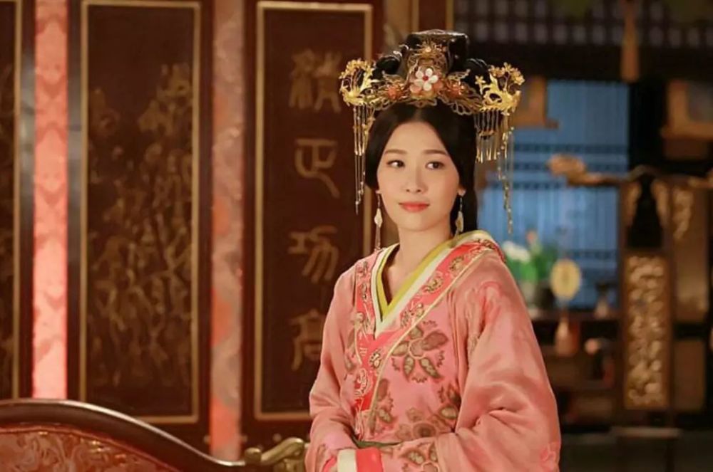 汉武帝对李夫人的思念还没延续多久,另一个美女赵钩弋就进入了他的