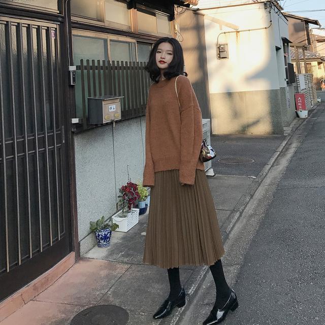 中长款百褶裙,秋冬应该怎么搭配?这三点大多数