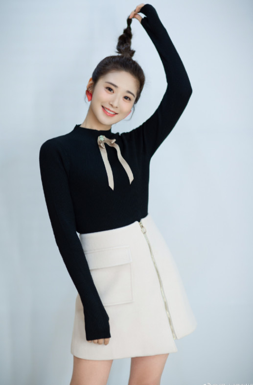 《湖南卫视》最美主持人,如今当妈后依旧美如少女,这双腿更抢镜