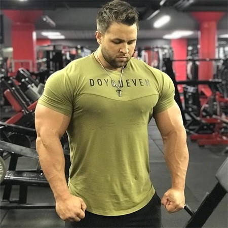 相同场景不同身材,男孩因瘦弱,健身7年变成20