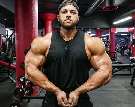 相同场景不同身材,男孩因瘦弱,健身7年变成20