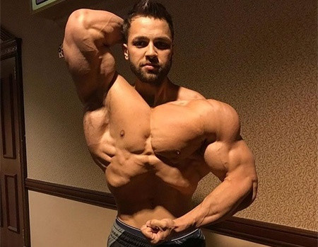 相同场景不同身材,男孩因瘦弱,健身7年变成20