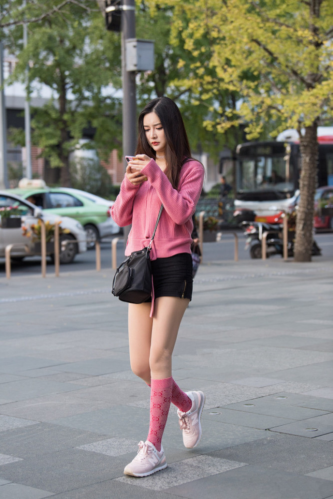 时尚街拍:有一种美女的美叫天生丽质,气质与魅黄美女无声图片