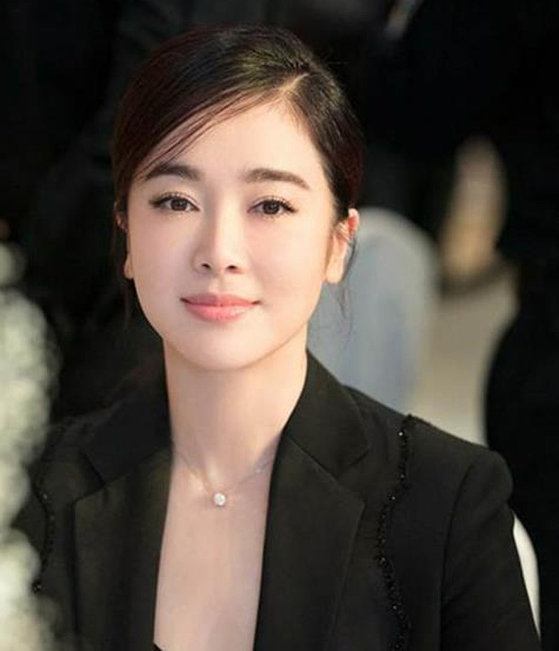 陈数和左小青近照,一个不生孩子被老公宠,一个