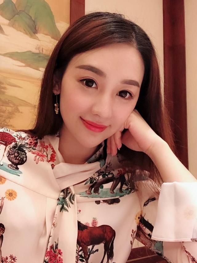 最美单亲妈妈舞台上被抱走,被白玩了六年后抛弃,网友