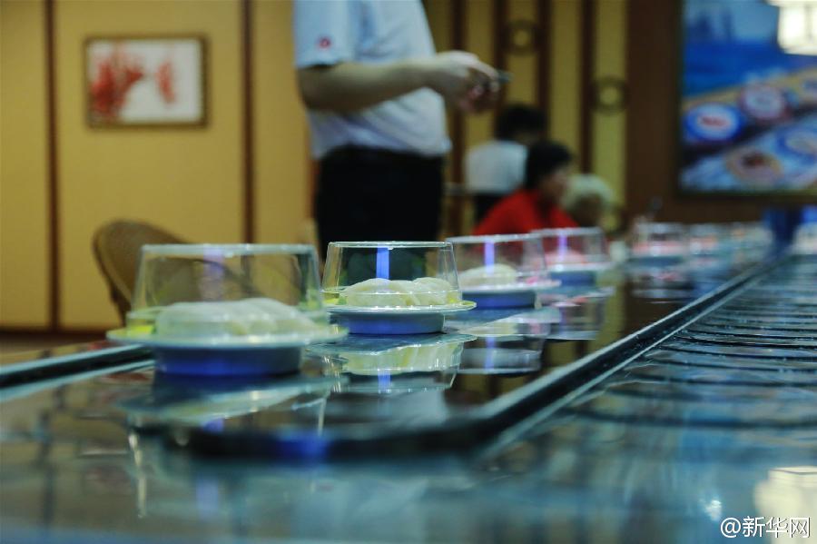 朝鲜首家寿司餐厅开业 还能用电脑点餐