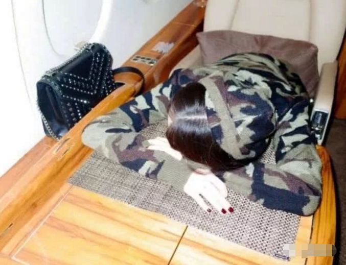 杨幂晒与闺蜜合照,下半身真美,右手成亮点暴露