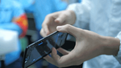 在进入一加手机6t的生产车间之前,需要全程穿戴工作服和鞋套,防止