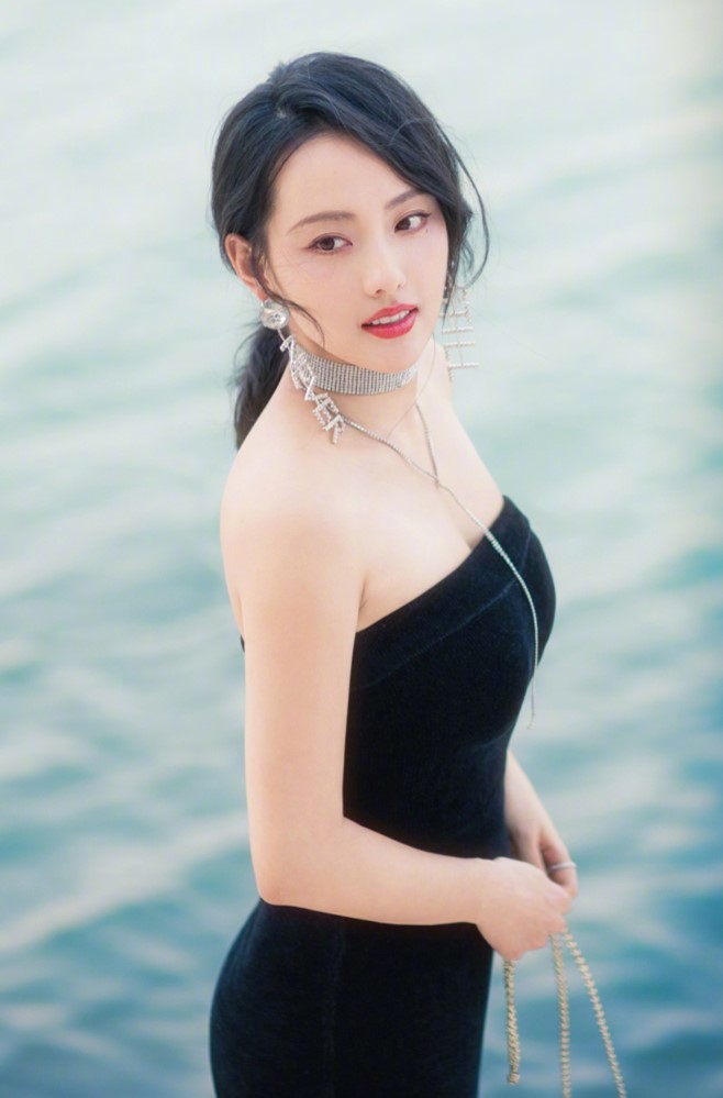 张嘉倪穿衣显瘦,脱衣有肉,网友:肉都长到该长的地方了