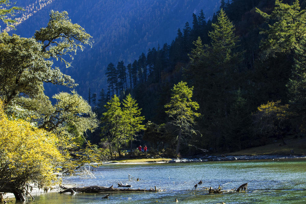 去九龙的路途中,有个藏入深山的风景如画的地方,这就是月亮湖