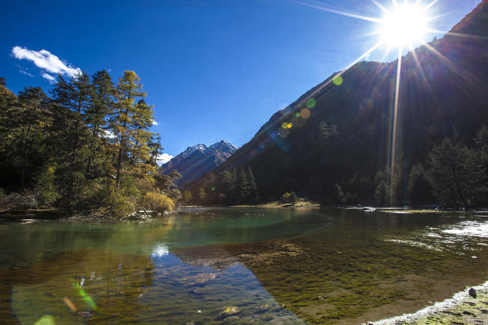 去九龙的路途中,有个藏入深山的风景如画的地方,这就是月亮湖