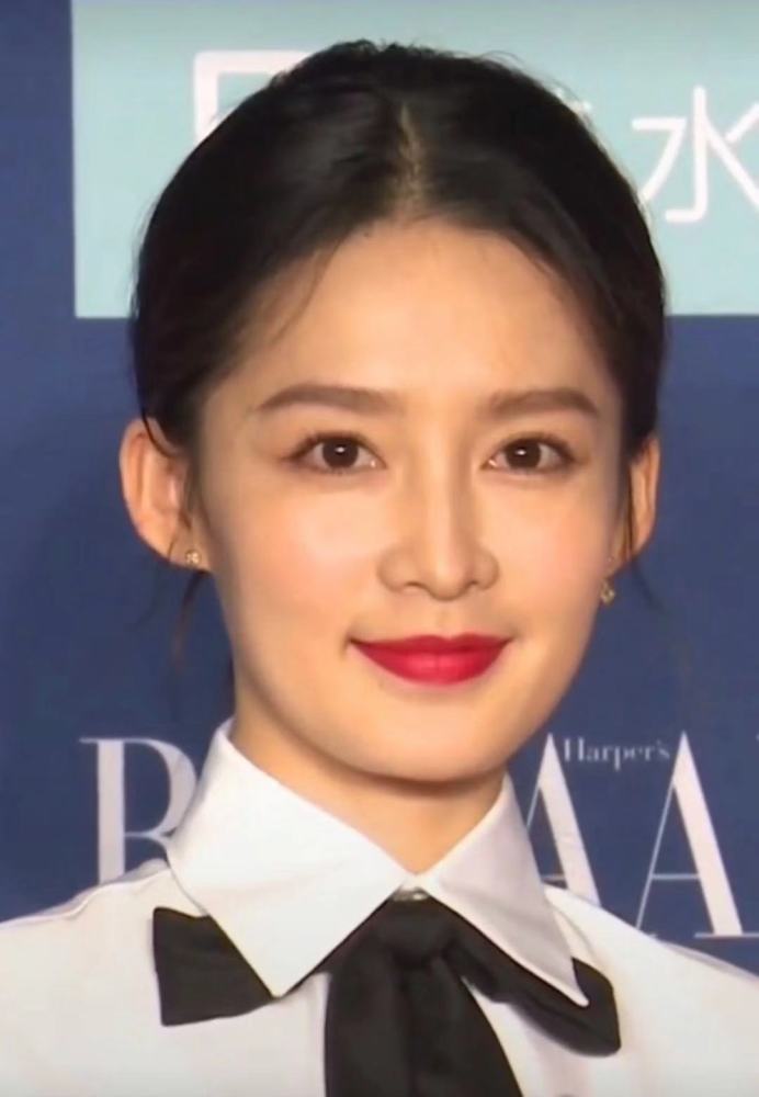 女明星无滤镜截图:董洁驼背特显老,李沁胖出双下巴,关晓彤好美