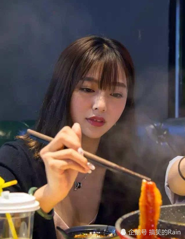 抖音吃播美女挑战酒杯辣条,网友惊呼:尺寸大得惊人