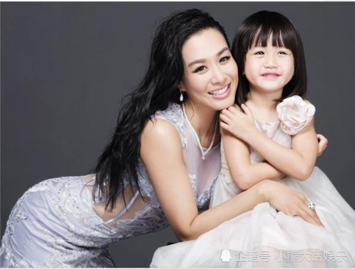 钟丽缇怀孕成功?肚子大的快撑开了,网友:这是怀了几个