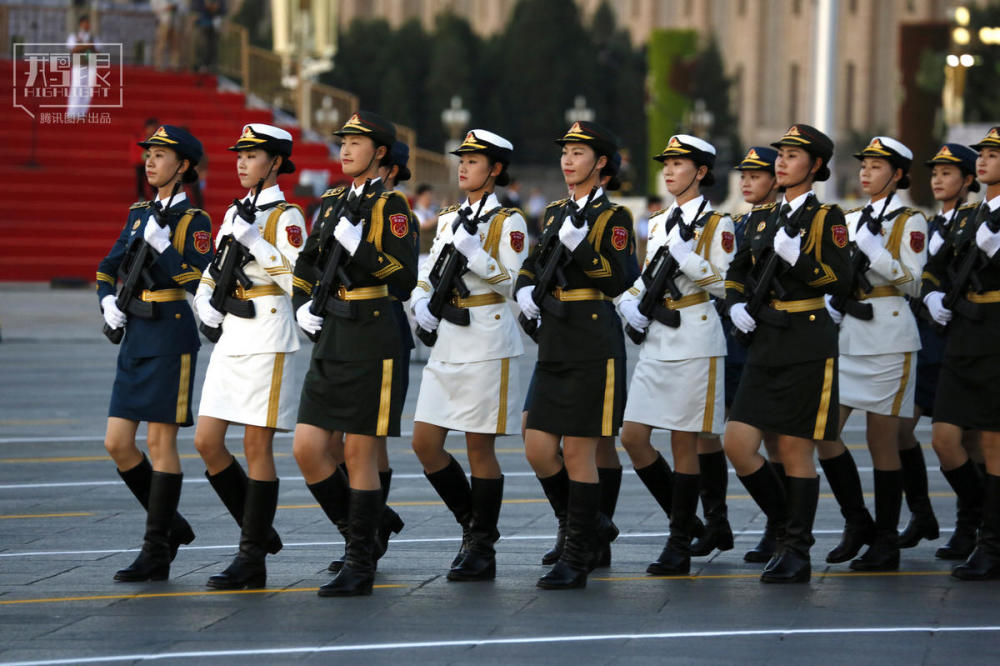 9月3日清晨,解放军三军仪仗队的女兵进行阅兵前的最后排练.