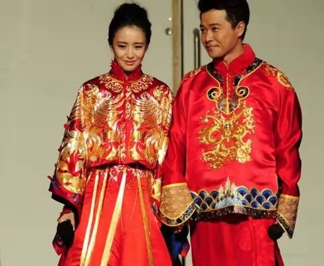 杨颖刘诗诗等女星结婚都穿秀禾服,为何唐嫣被吐槽?