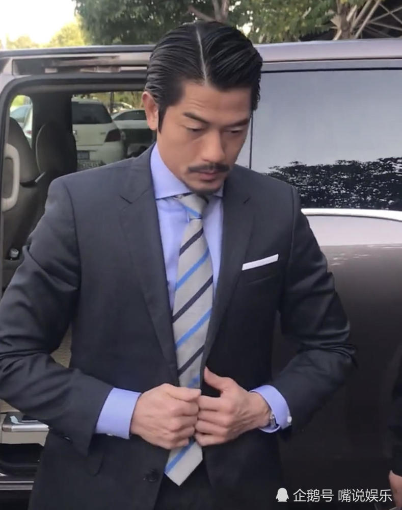 天王郭富城新造型,下车瞬间太扎眼,网友:这不
