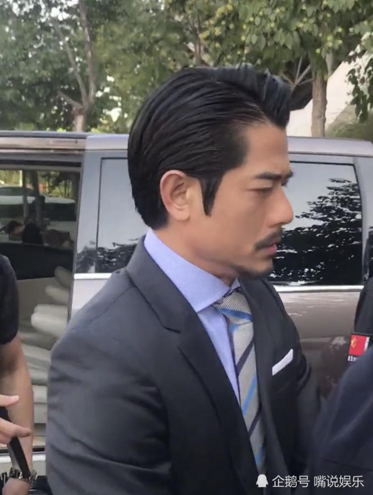 天王郭富城新造型,下车瞬间太扎眼,网友:这不