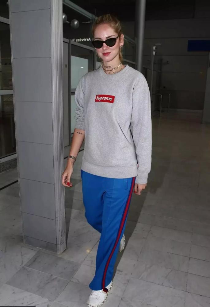 深秋卫衣怎么穿才显瘦?搭舒适的阔腿裤,休闲时