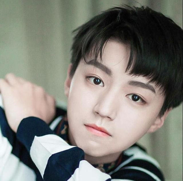 王俊凯最新行程是回渝,原因和新的工作有关-天