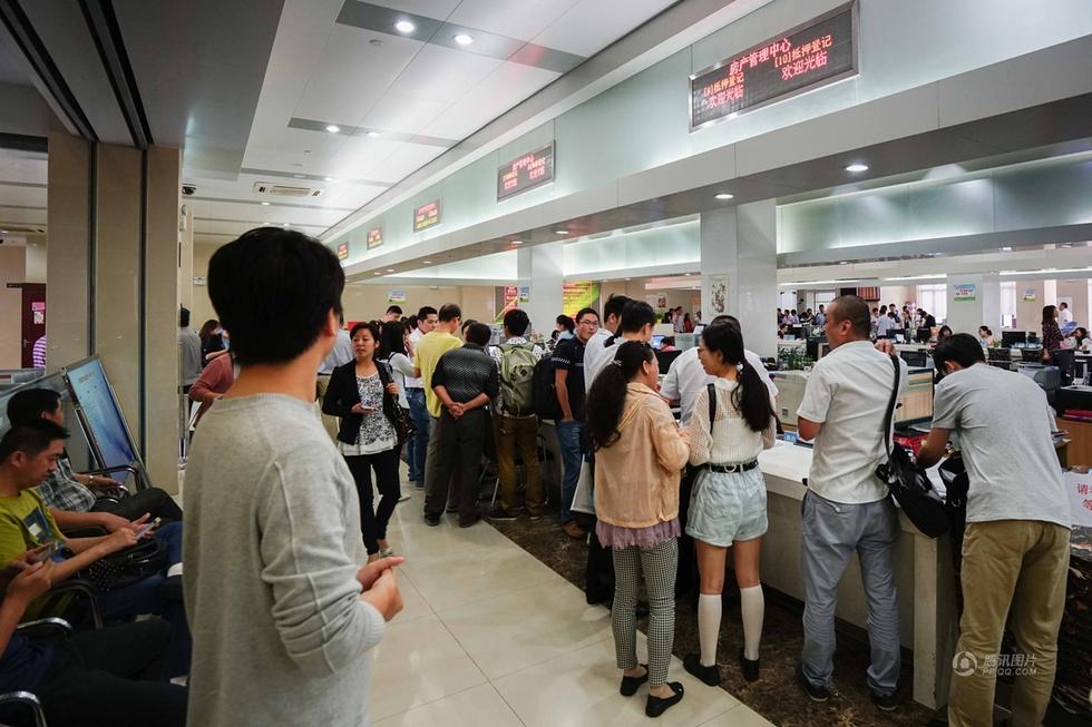 不动产登记中心被挤爆 民众排队办过户