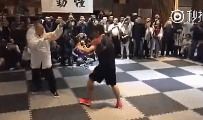 传统武术大师王知亮对太极雷雷：看我王八拳对窝心脚