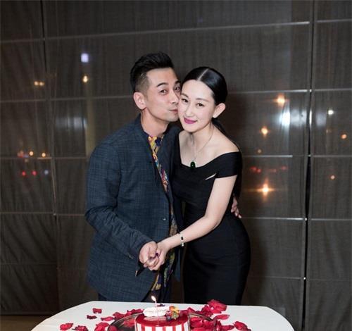 她嫁给大自己8岁武术明星,被丈夫独宠15年,8年