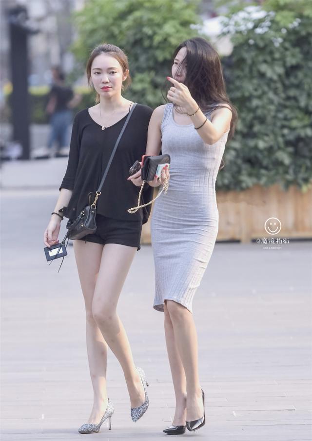 街拍:图二热裤紧身包胸衣美女的粉嫩肌肤搭配绝美容颜