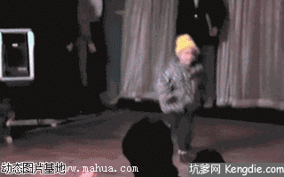 传统武术大师王知亮对太极雷雷：看我王八拳对窝心脚