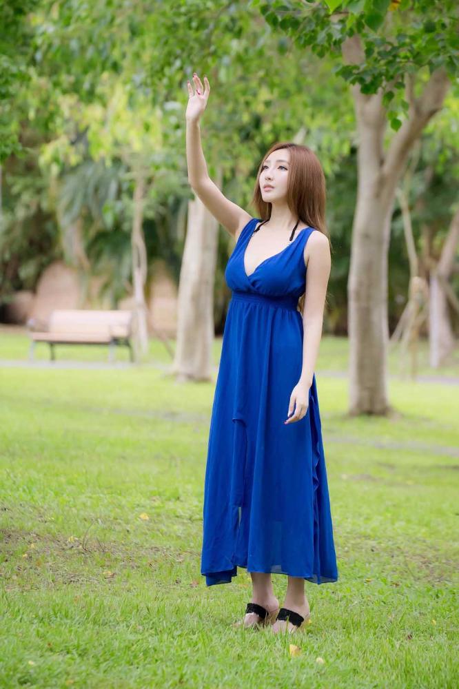 蓝色吊带连衣裙美少女
