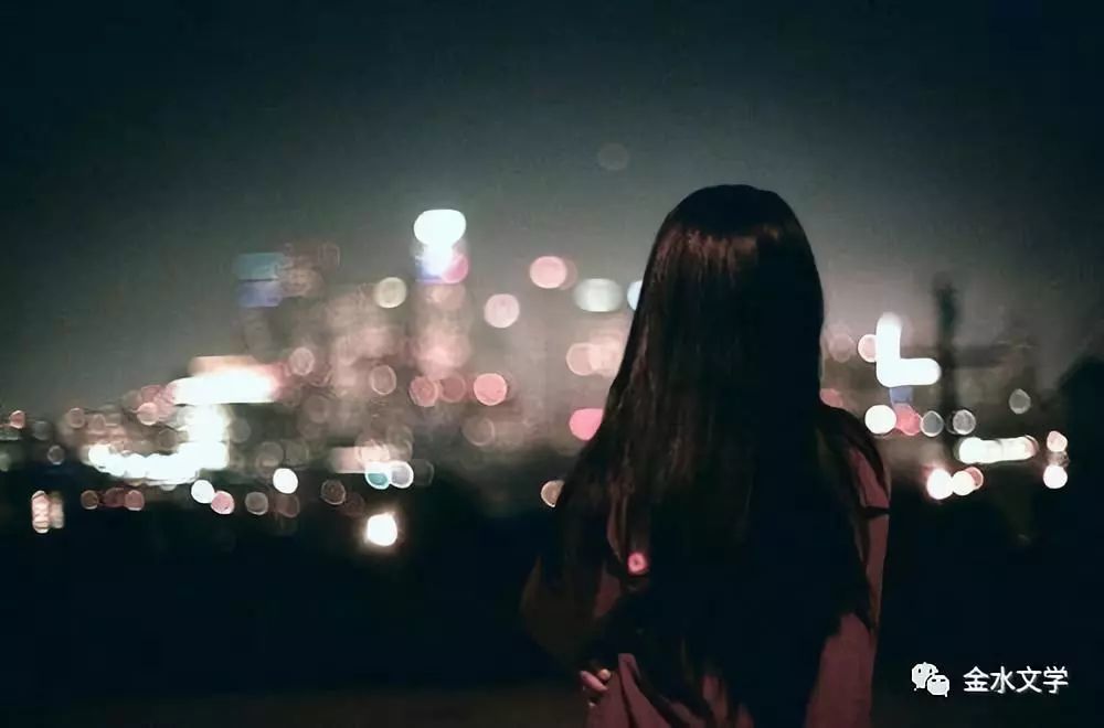 行走在雨夜的女人