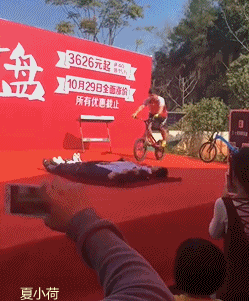 搞笑gif趣图:新娘子喝多了,趴在马桶边上吐个没完!