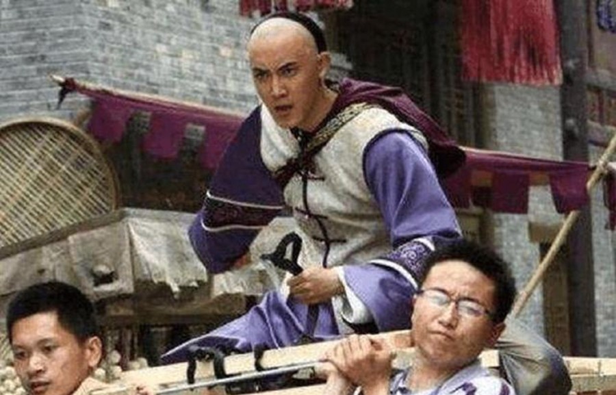 这些拿天价片酬的明星,在拍骑马戏竟然骑人?成