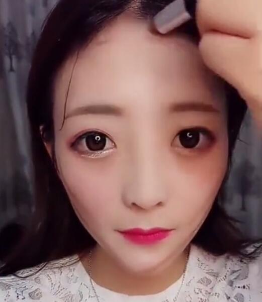 女孩嫌自己脸大鼻子塌,化妆后变网红脸
